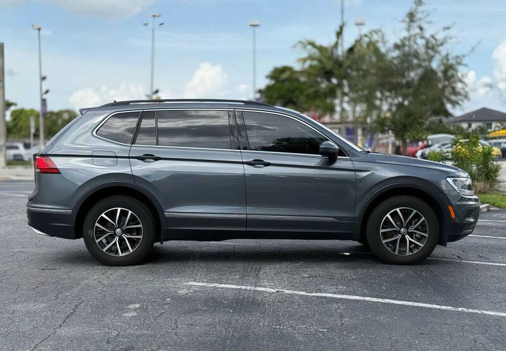 Volkswagen Tiguan      2021