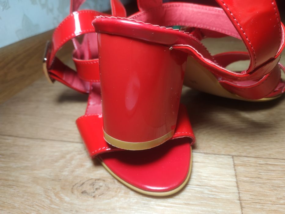 Красные кожаные босоножки