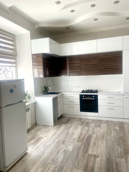 Квартира 100 м² — ЦЕНТР міста. Власне газове опалення! БАЛКОН.