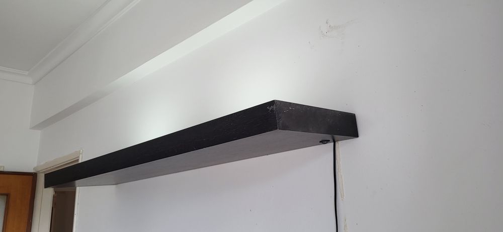 Parteleira com luz embutida com botão encrastrado para acender luz.