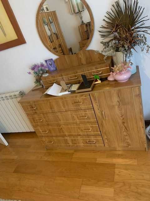 Quarto completo - cama com cabeceira, cómoda com espelho e mesinhas