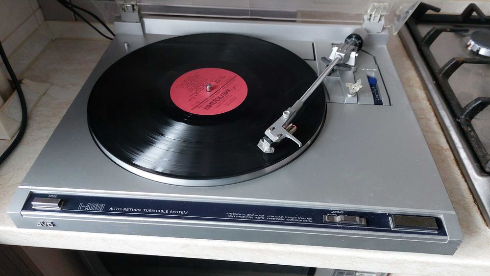 Проигрыватель винила JVC L-A100