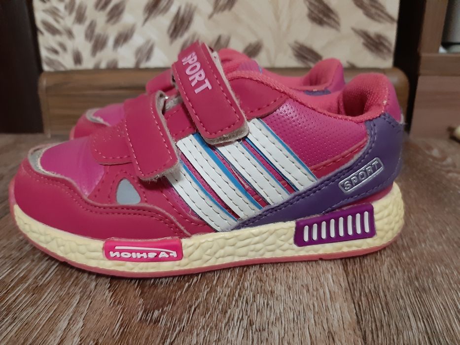 Продам красивые кроссовки для девочки размер 27 см