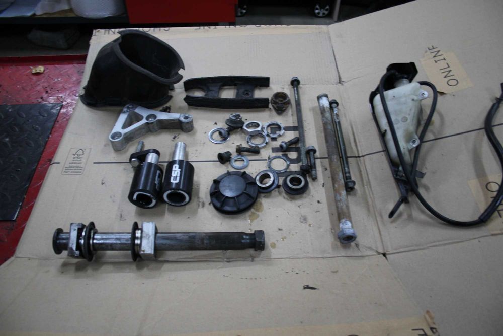 Śruby Szpilki Silnika Oś Crash Pad Ślizg Yamaha R6 RJ05 RJ09 5SL 03-05