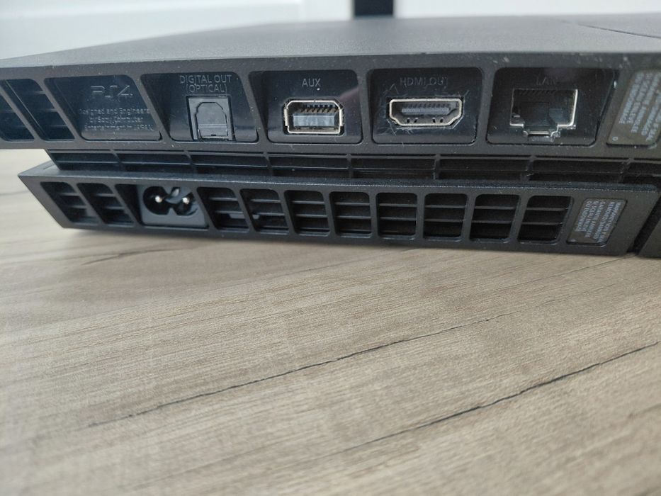 PS4 com 1TB + 2 comandos