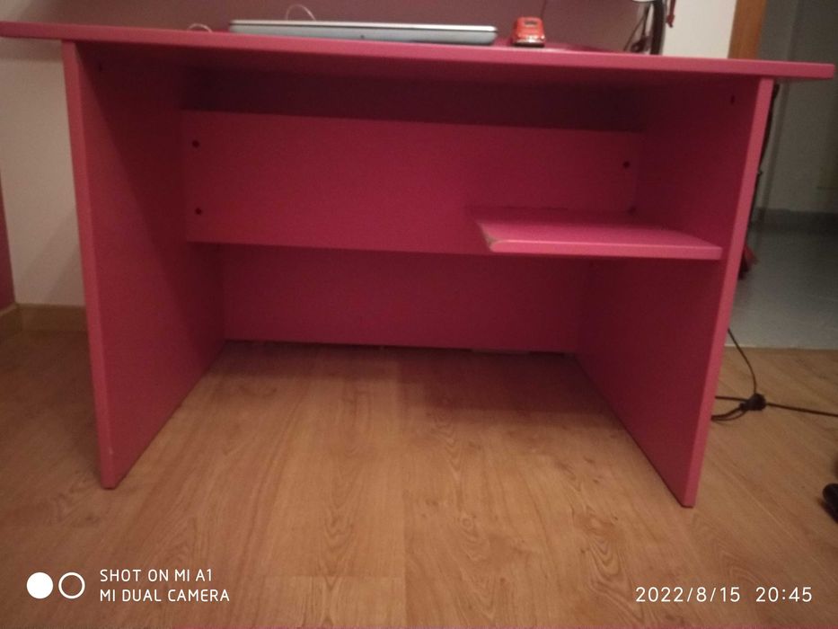 Secretária cor-de-rosa