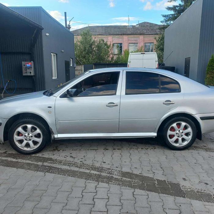 Авто шкода октавія тур 2004 газ/ бензин