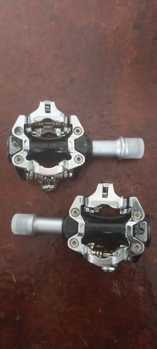 Capacete Bicicleta Rockrider e Pedais Exustar