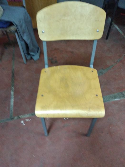 Стул школьный 400 грн