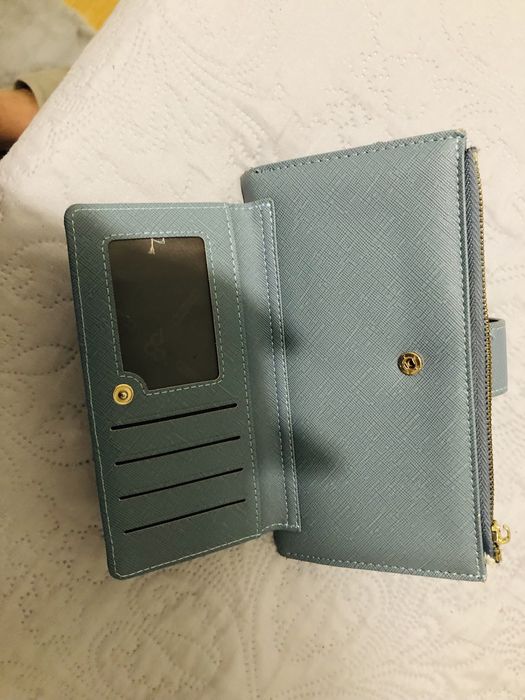 Carteira com varios espacos para documentos e cartoes