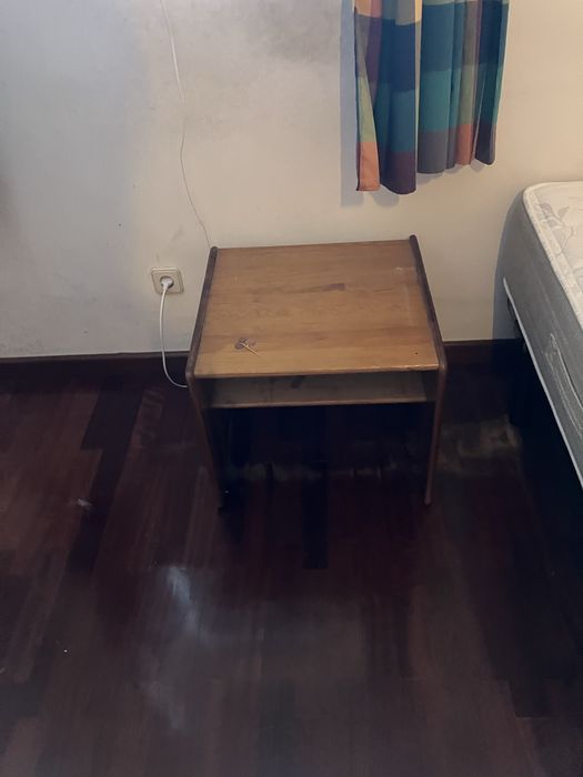 Cama com colchao fantastico quase novo, mesinha e estante
