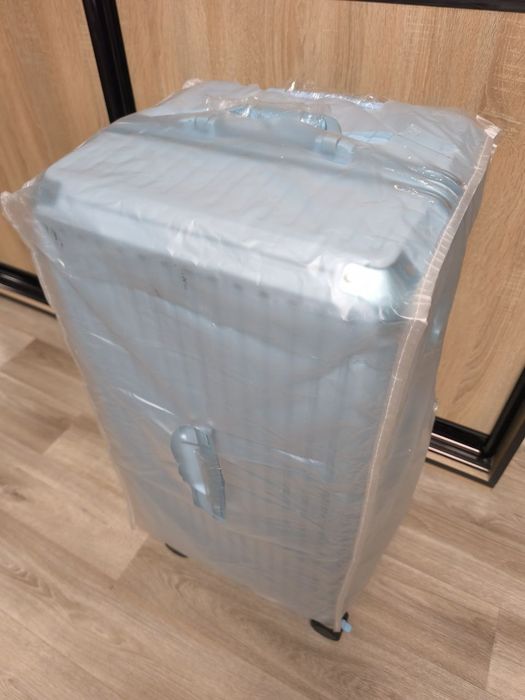 Валіза великого розміру Л з гарного пластику на подвійних колесах