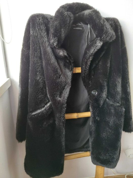 Casaco super elegante e fofinho para o inverno! Muito boas condições!