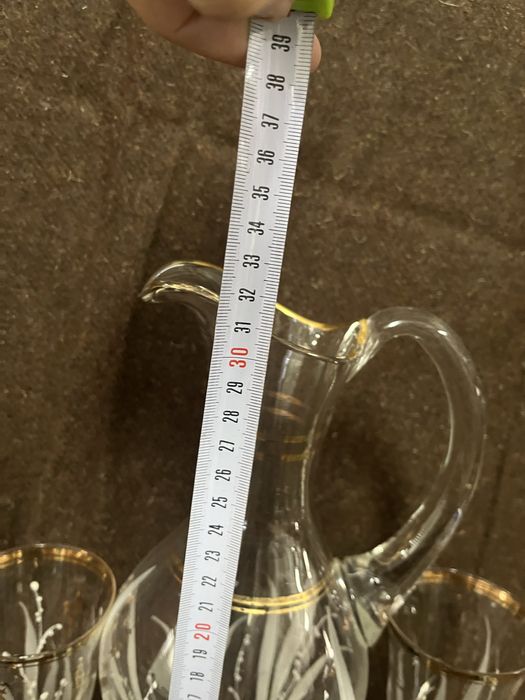 Jarra antiga com copos