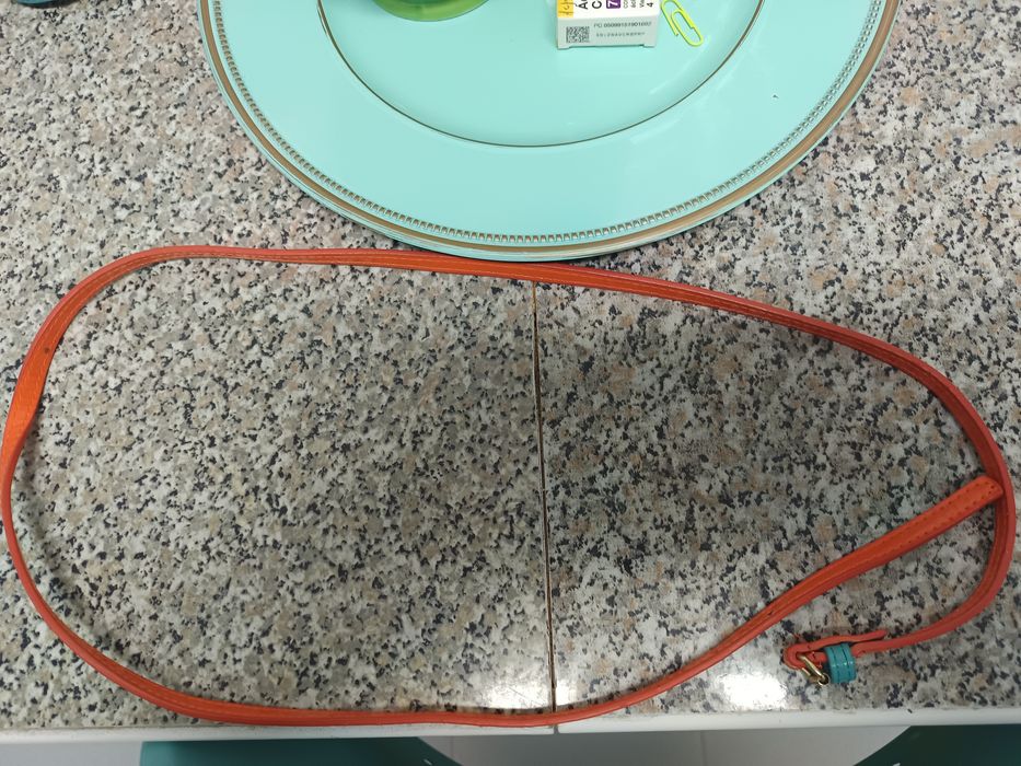 Vendo cintos laranja e azul para mulher bom estado