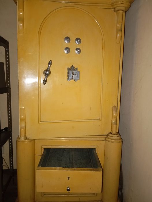 Cofre Antigo em Ferro