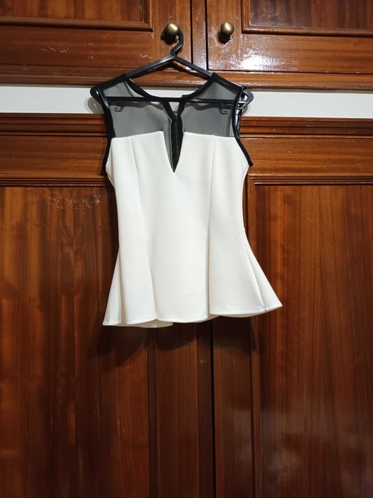 Camisola branca com fecho