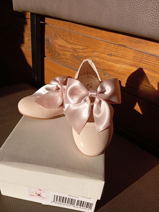Дуже красиві туфельки  для дівчинки
