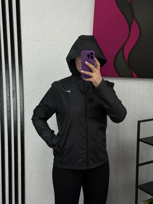 Жіноча вітровка Nike