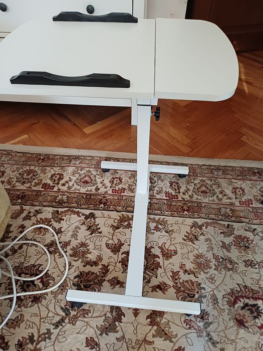 Столик для ноутбука.Функциональный