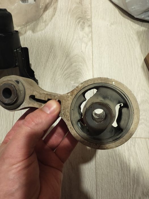 Подушка двигателя нижняя mazda 6 GG