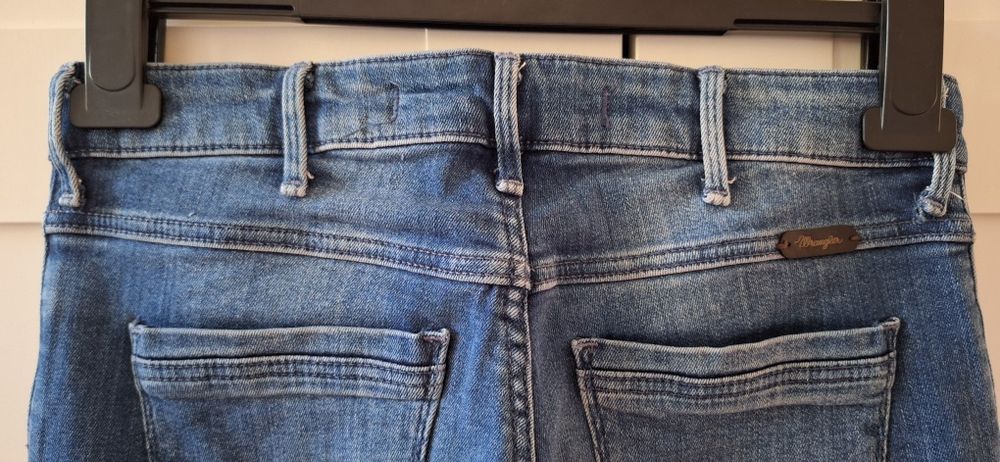 Jeansy Wrangler.