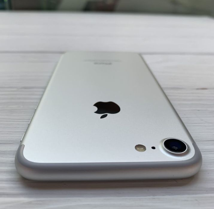 .Apple iPhone 7.