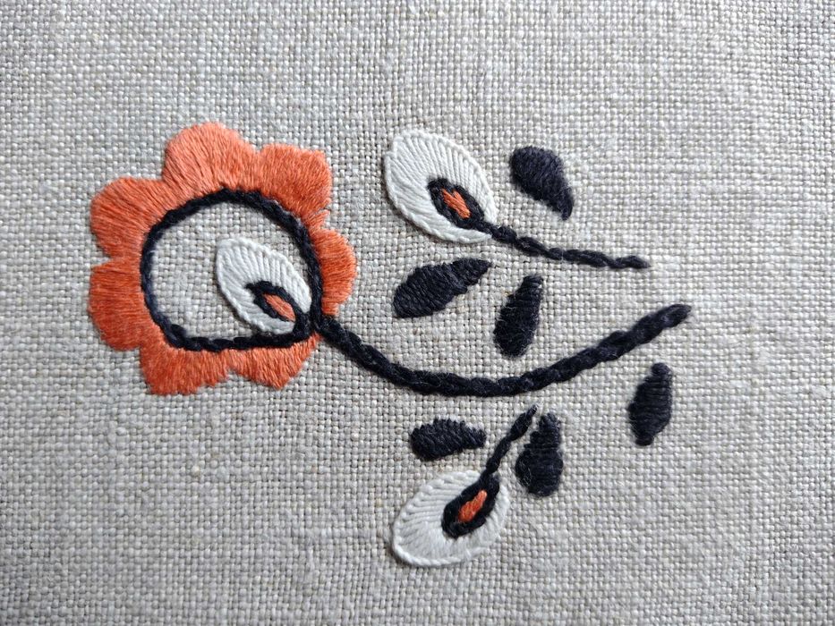 Bieżnik z babcinej komody- haft ręczny na lnianym płótnie