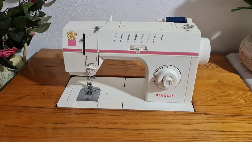 Máquina de Costura Singer com Móvel de Madeira