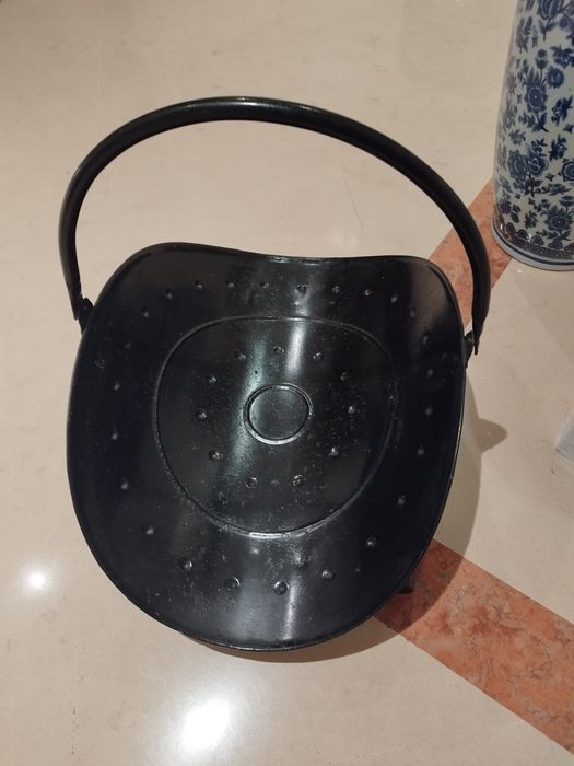 Cesto metálico pintado para lenha