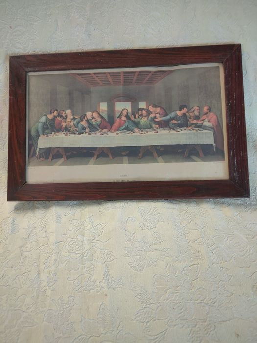 Molduras antigas com temas religiosos.
