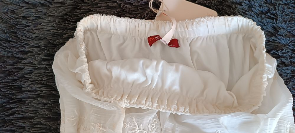 Vestido branco bordado sem alças