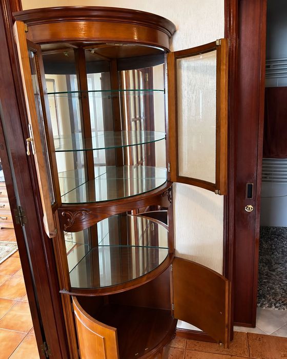 Móvel vitrine de canto
