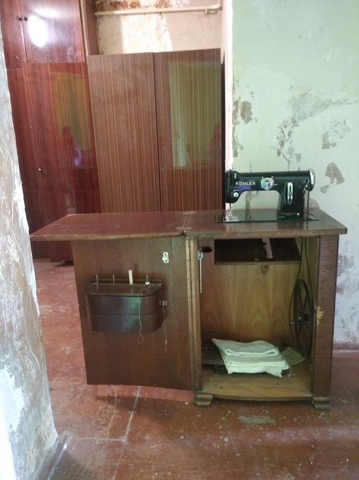 Продам швейну машинку KOHLER в тумбі з червоного дерева