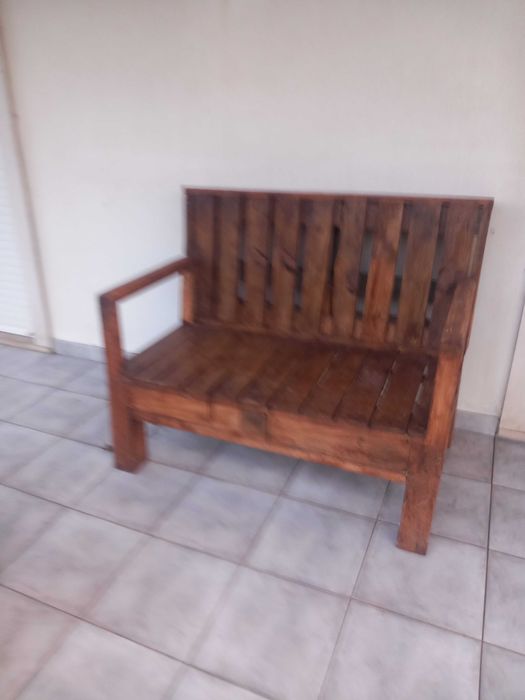 Banco rústico de jardim