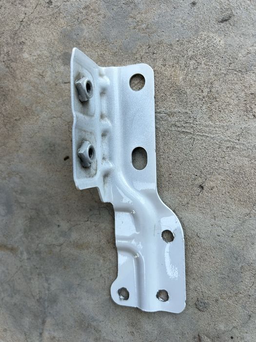 Кронштейн переднего крыла нижний Polestar 2