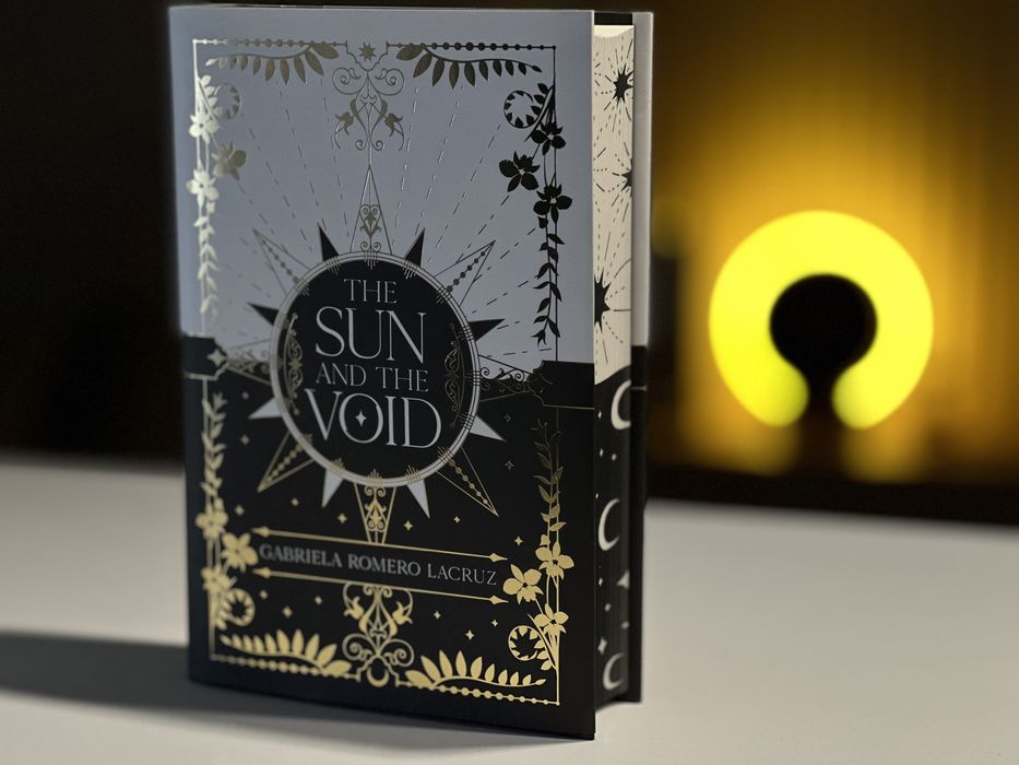 Продам книгу The Sun and the Void Illumicrate з автографом авторки