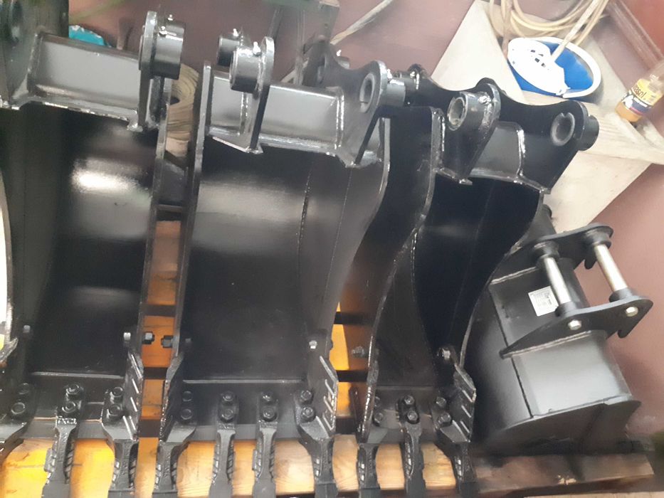 Peças para máquinas e veículos JCB, baldes, rippers, engates rápidos, garfos, etc.