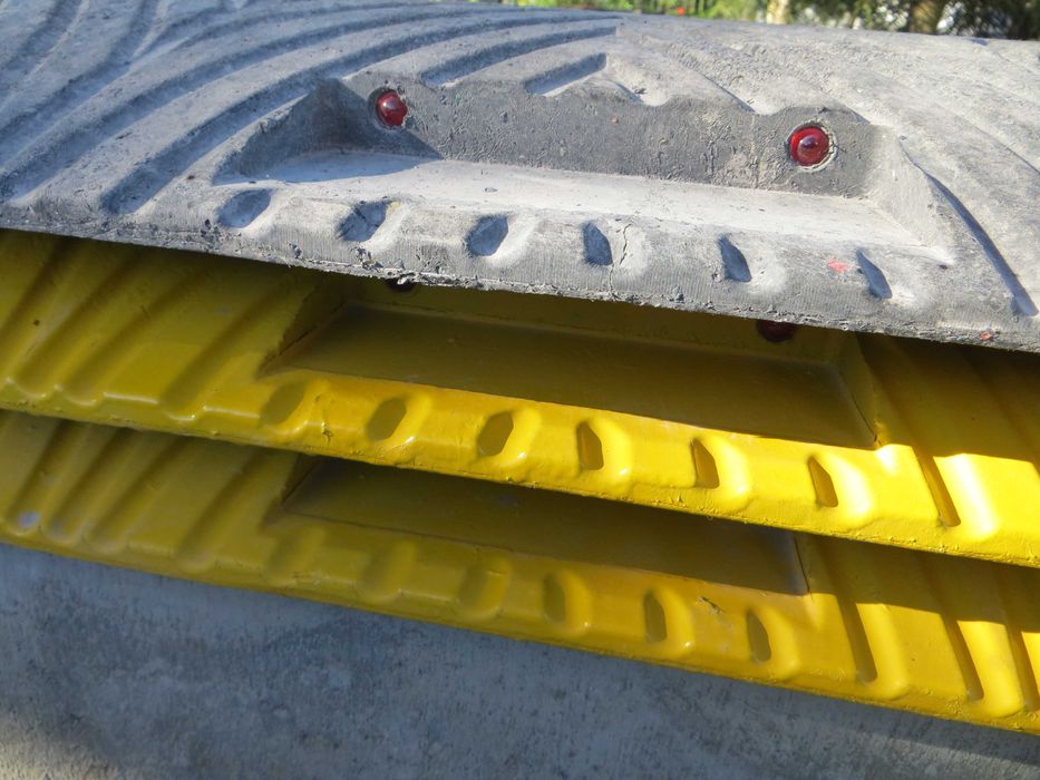 Próg zwalniający 3 metrowy Slowly5 ze śrubami montażowymi (1,5 mies)