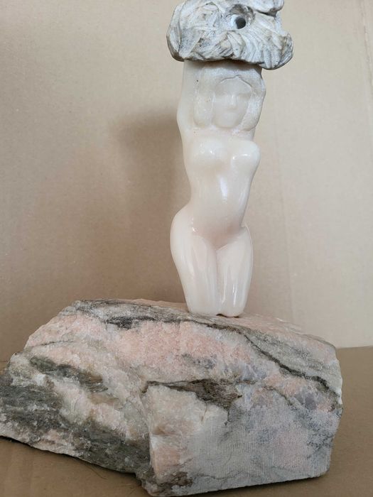 Escultura em Mármore de Figura Feminina - Carlos Rodrigues