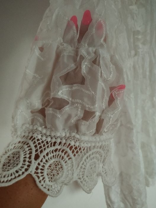 Sukienka na plażę koronkowa