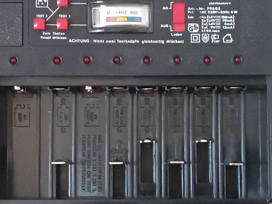 Ładowarka ELTA Super Deluxe Universal Ni-Cd z Testerem Baterii