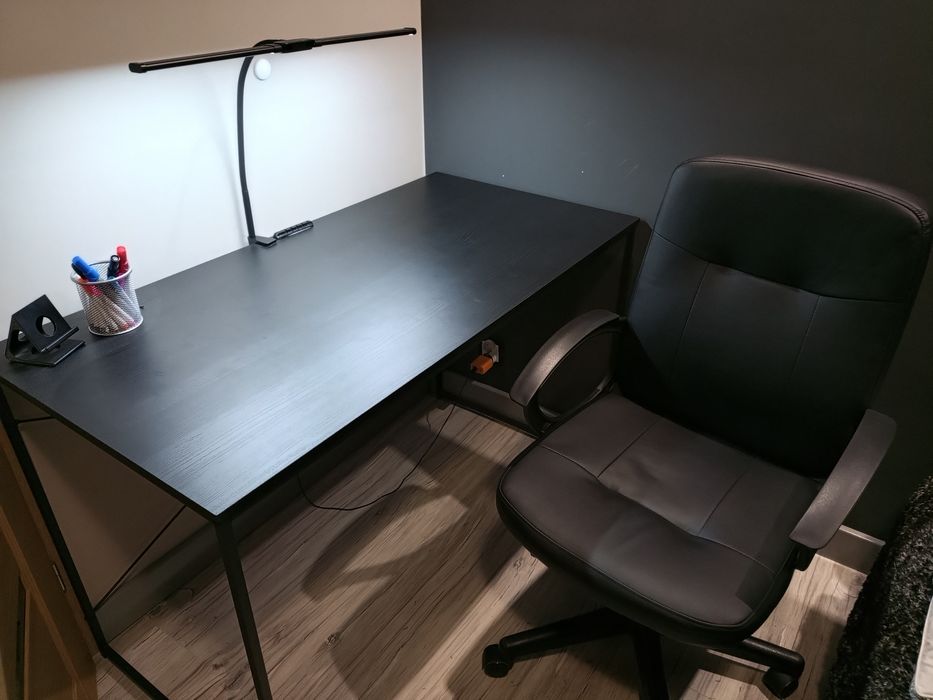 Zestaw Biurko + Krzesło obrotowe + lampka LED