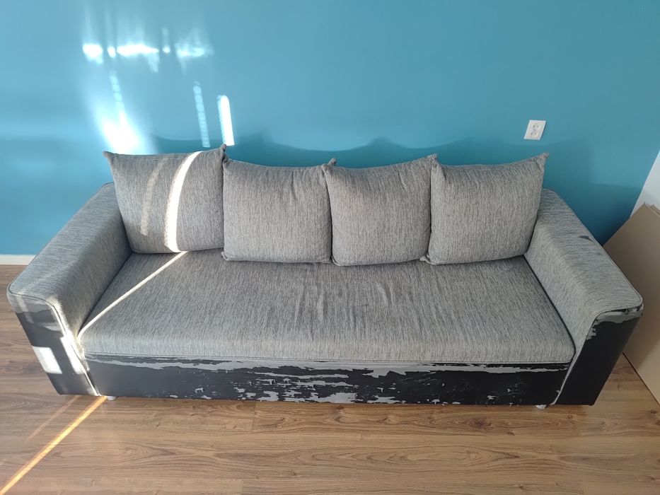 Sofa z funkcją spania,pojemnik.Duza,wygodna,4poduszki ,do oddania.