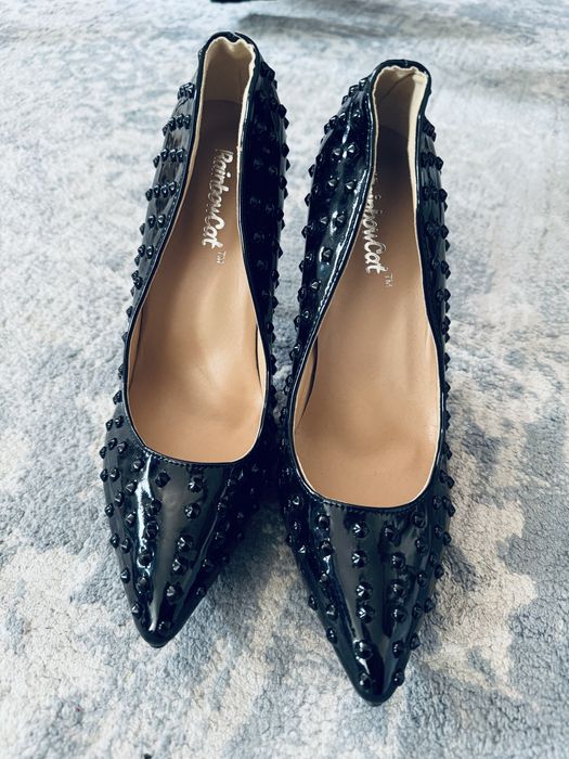 Czarne kolce szpilki czerwona podeszwa