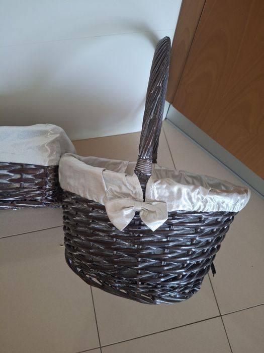 2 cestas vime castanho com tecido prateado