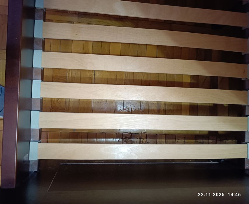 Ліжко дерев'яне із матрацом