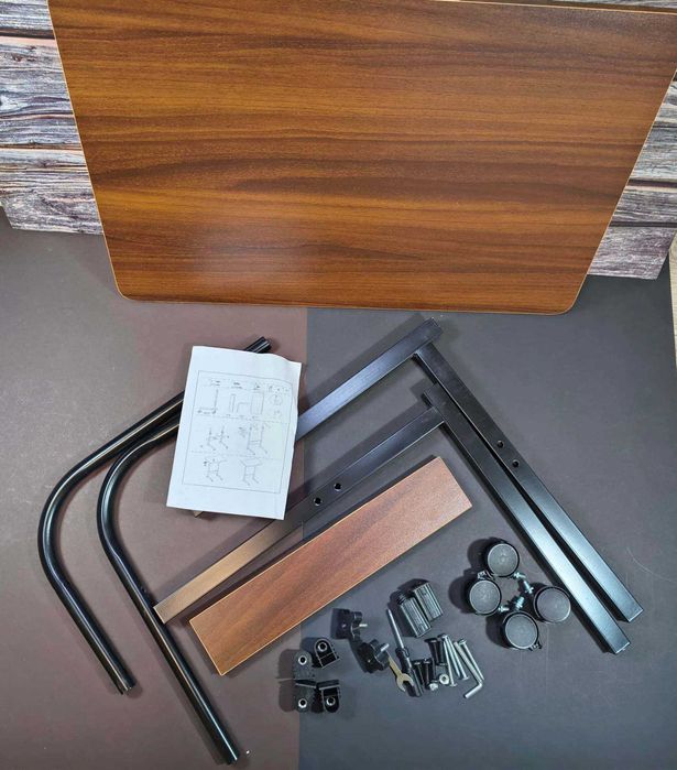 Стіл на коліщатках новий. Зручний для читання або роботи на дивані