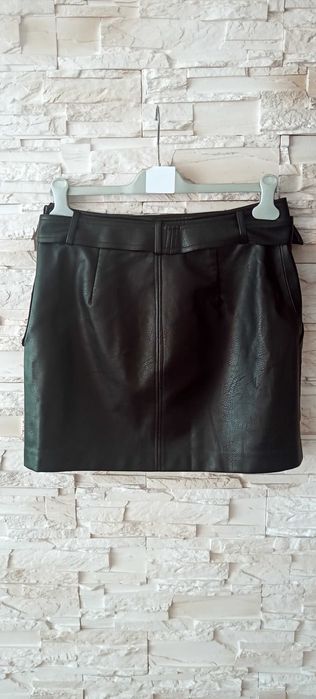 Spódnica krótka mini z ekoskóry damska czarna L/40 Stradivarius