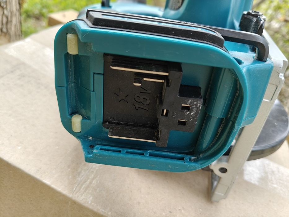 Пила дисковая Makita xss02